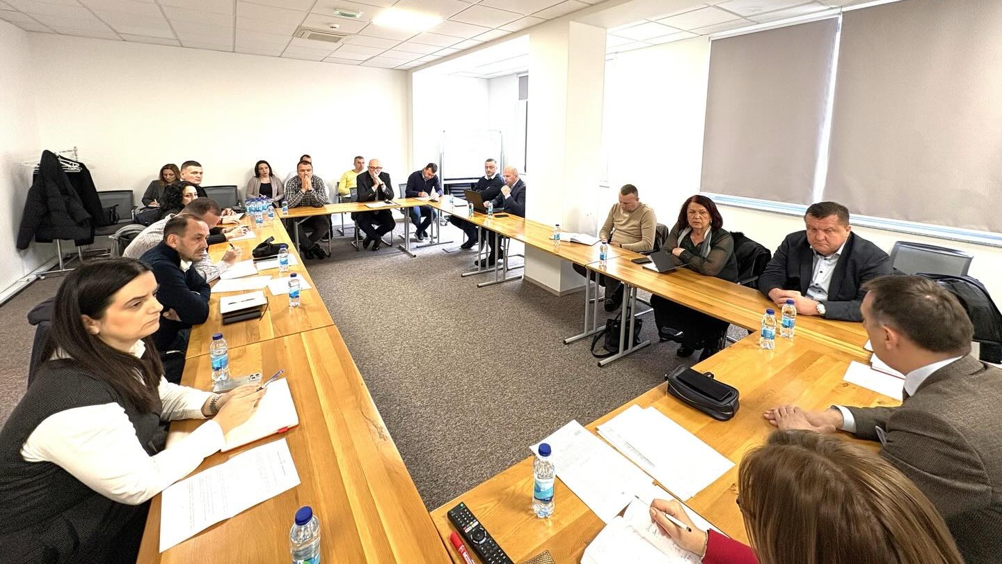 Одгодити примјену одлуке о ограничењу маржи, порука је са данашњег састанка у Комори